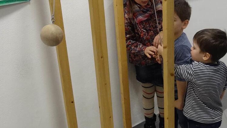 Aufgrund der Erdanziehungskraft will die Kugel einfach nur nach unten, egal wie fest man zieht. : Fotos: Johanna Eckert