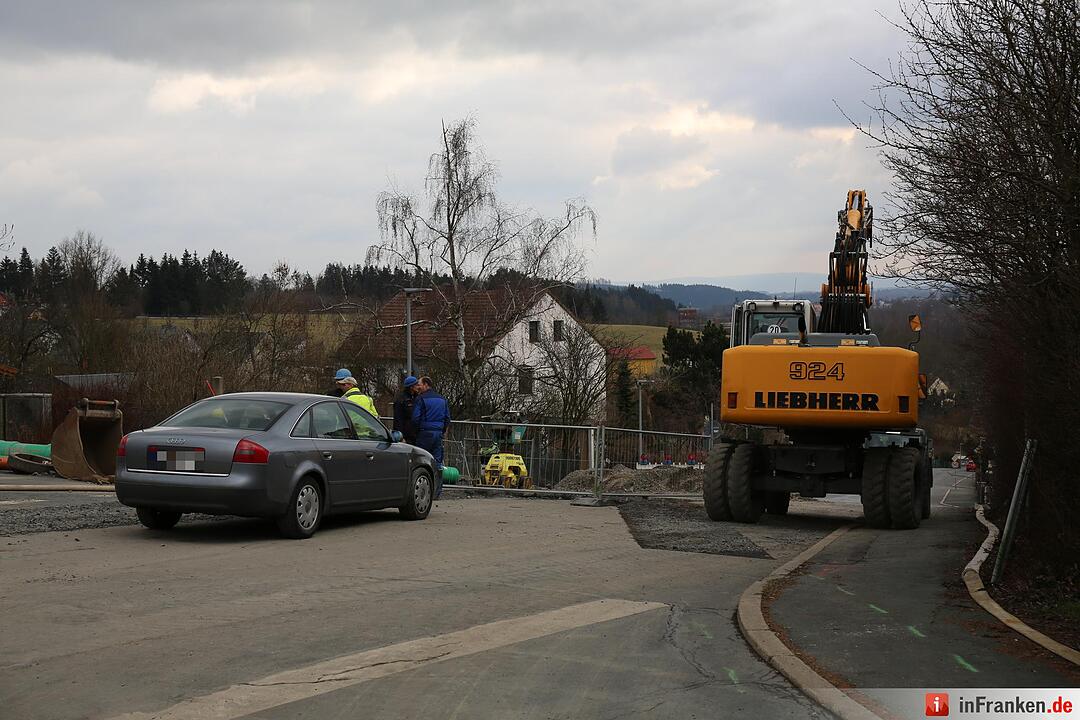 Autofahrer in Hof stürzt mit Pkw in Baugrube