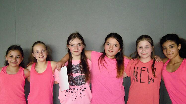 Die Tanzgruppe Crazy Dancers: Stefanie, Jana, Josefina, Alesia, Julia und Di-Lara sind nach ihrem Auftritt glücklich und zufrieden. Foto: Julia Raab