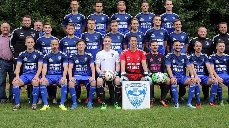 Das Aufgebot des TSV Mönchröden für die Saison 2016/17 (hintere Reihe von links): Philipp Walter, Ahmed Gasmi, Benjamin Wanka, Robert Greiner, Marco Bornitzky; (mittlere Reihe von links): TSV-Präsident Hans-Joachim Lieb, Torwarttrainer Christian Holzmann, Abteilungsleiter Reiner Geier, Pascal Warnke, Philipp Karg, Luca Endler, Alexander Stutzky, Kevin Greiner, Patrick Wicht, Christian Hüttner, Co-Trainer Marcel Pavel, Cheftrainer Thomas Hüttl; (vordere Reihe von links): Steffen Hübner, Fabio ...