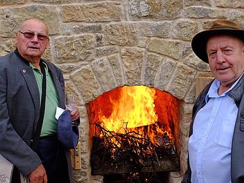 Germann Zier und Johann Schneider freuten sich, dass der Ofen ordentlich zieht . Foto: Gerd Schaar