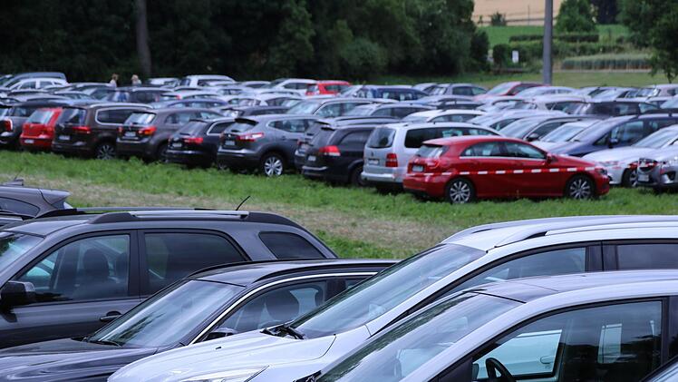 Kontrast: Auch das ist der Tag der offenen Gartentüre, an den Ortsrändern stand Auto an Auto.