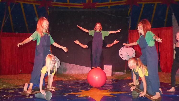 Das Motto des Zirkusprojekts lautete "Die Suche nach der Zeit". Die Kinder boten dabei viel Akrobatik. Foto: Thomas Weichert