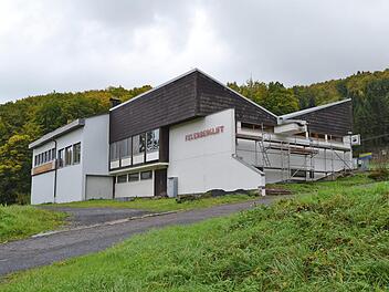 Feuerberglift-Talstation: Noch eingerüstet präsentiert sich die sanierte Fassade der Talstation der Feuerberglifte.  Foto: Johannes Schlereth