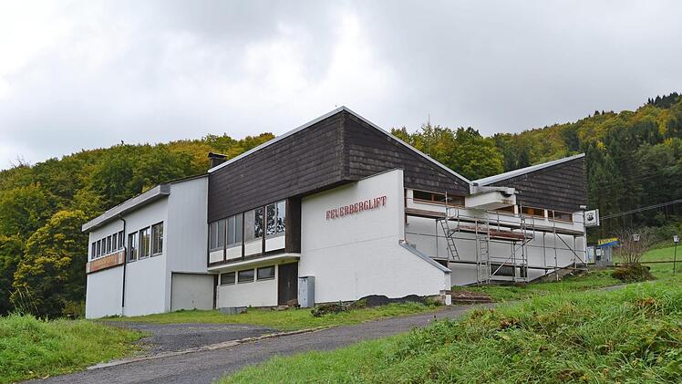 Feuerberglift-Talstation: Noch eingerüstet präsentiert sich die sanierte Fassade der Talstation der Feuerberglifte.  Foto: Johannes Schlereth