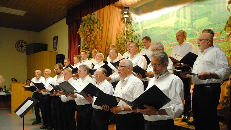 Seit zehn Jahren bestehen die "Sänger der Schwarzen Berge" aus Oberbach nun schon . Nun  wurde dieses Jubiläum mit einem Liederabend gefeiert. Foto: Evelyn Schneider