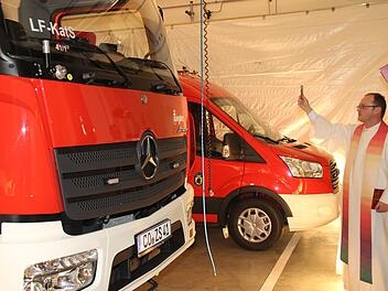 Pfarrer Florian Sassik von St. Augustin segnete die neuen Einsatzfahrzeuge. Foto: Wolfgang Desombre