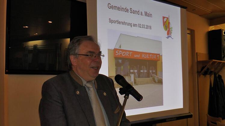B&uuml;rgermeister Bernhard Ru&szlig; freute sich bei der Ehrung, dass Sand mit 13 sporttreibenden Vereinen und insgesamt 1670 aktiven Mitgliedern eine sehr sportliche Gemeinde ist.Christian Licha