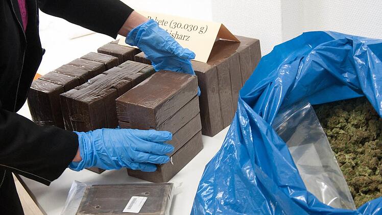 Bei dem mutmaßlichen Täter und seiner Komplizin wurden wie erwartet Drogen bei der Razzia gefunden. Symbolfoto: Jens Wolf/dpa