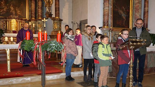 Einen vorweihnachtlichen Jugendgottesdienst feierte der Club '74 mit vielen Kindern und Jugendlichen in der Kirche von Schmalwasser. Foto: Marion Eckert