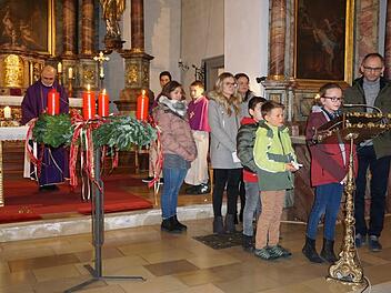 Einen vorweihnachtlichen Jugendgottesdienst feierte der Club '74 mit vielen Kindern und Jugendlichen in der Kirche von Schmalwasser. Foto: Marion Eckert
