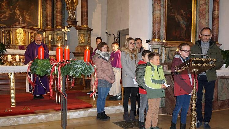 Einen vorweihnachtlichen Jugendgottesdienst feierte der Club '74 mit vielen Kindern und Jugendlichen in der Kirche von Schmalwasser. Foto: Marion Eckert