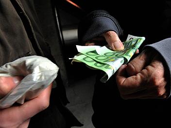 Die nachgestellte Szene zeigt einen Drogendeal, wie er vielfach einem 21-J&auml;hrigen vorgeworfen wird. Symbolfoto: Frank Leonhardt/dpa