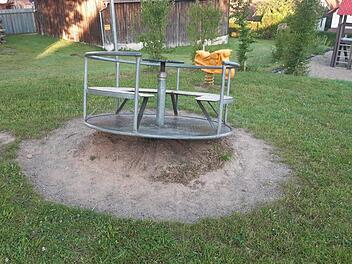 Mutwillig wurde der Spielplatz neben dem Waizenbacher Gemeinschaftshaus. beschädigt. Foto: Florian Atzmüller