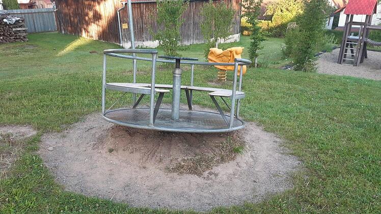 Mutwillig wurde der Spielplatz neben dem Waizenbacher Gemeinschaftshaus. beschädigt. Foto: Florian Atzmüller
