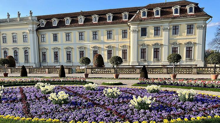 Das Blühende Barock bietet Gartenkunst und Blütenpracht vor der Kulisse der Residenz