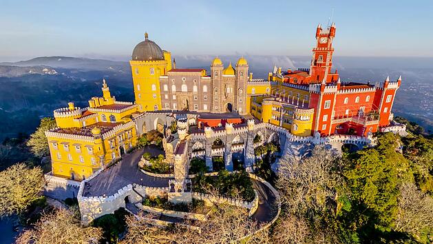 Vista do Pal&aacute;cio da Pena em Sintra Portugal Blick auf den Pena-Palast in Sintra Portugal