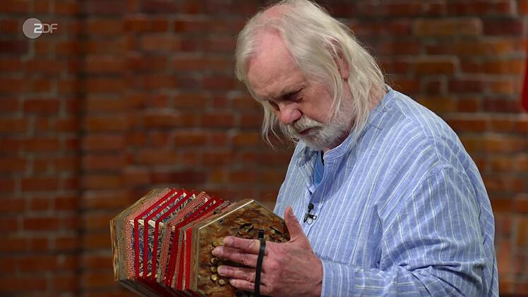 Steve Mandel - Antiquitätenhändler und Musiker - entlockte der Konzertina erstaunlich passable Töne. Für sein spontanes Konzert auf dem alten Instrument gab es sogar Applaus von seinen Kollegen: "Bravo", rief Elke Velten ganz begeistert, auch Benjamin Leo zeigte sich beeindruckt von dem "Wahnsinn" und Julian Schmitz-Avila lachte: "Ich liebe dich!"
