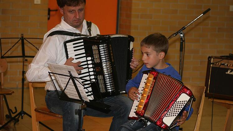 Alexander Ultsch hatte sich einen richtigen "Einheizer" ausgesucht: Er spielte mit seinem Lehrer "Ich bin ein Dorfkind" von den Dorfrockern.