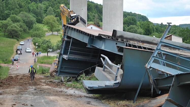 Am Sonntag um 14 Uhr klaffte das erste Loch im 770 Meter langen Überbau und die alte Brückenauer Straße war frei.