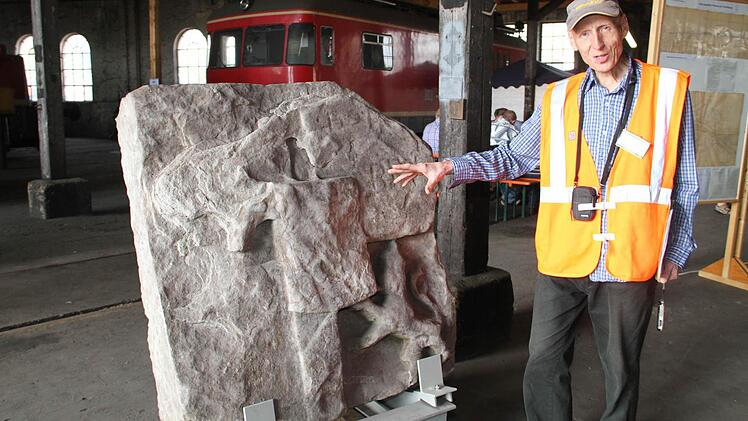 Norbert Heidrich, Standortbeauftragter des Depot Lichtenfels mit einem Wappenstein aus dem Coburger Tor.