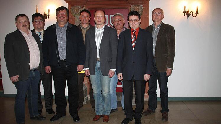 Bürgermeister Udo Dauer (zweiter von links) mit den ausgeschiedenen Stadträten und Ortssprechern (von links) Hans Knauer, Karlheinz Göring, Bernhard Schütz, Joachim Kremer, Alfons Spörlein, Günter Herold und Dieter Herbst.