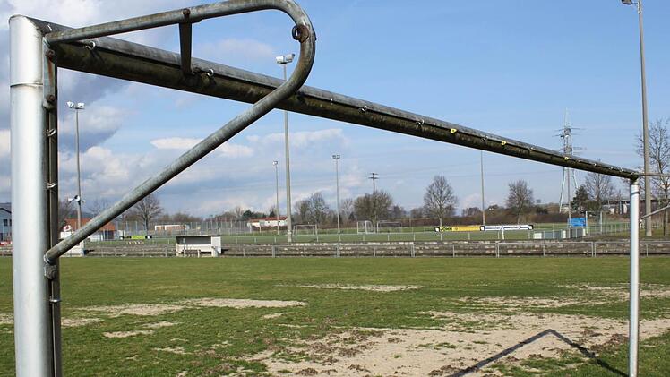 Ziehen die düsteren Wolken über dem SVH - hier ein Blick auf Spielfelder - nun bald weiter? Foto: Anette Schreiber