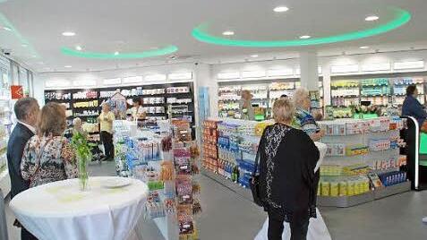 Ein besonderer Blickfang ist das LED-Design der neuen Apotheke.