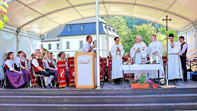Zum Gottesdienst und zum Frühschoppenkonzert mit dem Musikverein aus Krumbach (Schwaben) konnte Rainer Waldvogel (Bildmitte), der Gesamtleiter von Maria Bildhausen, zahlreiche Gäste, vor allem natürlich Radler, begrüßen. Foto: Dieter Britz