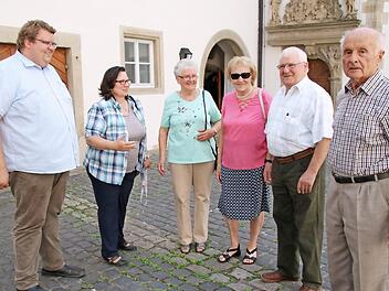 2. Bürgermeister Andreas Trägner (links) und Stadträtin Rita Schmitt (2. von links) begrüßten die Juni-Jubilare Erika Behr, Ruth Köhler, Paul Schmitt und Heinrich Borst zum ersten städtischen Glückwunsch-Kaffee. Foto: Heike Beudert