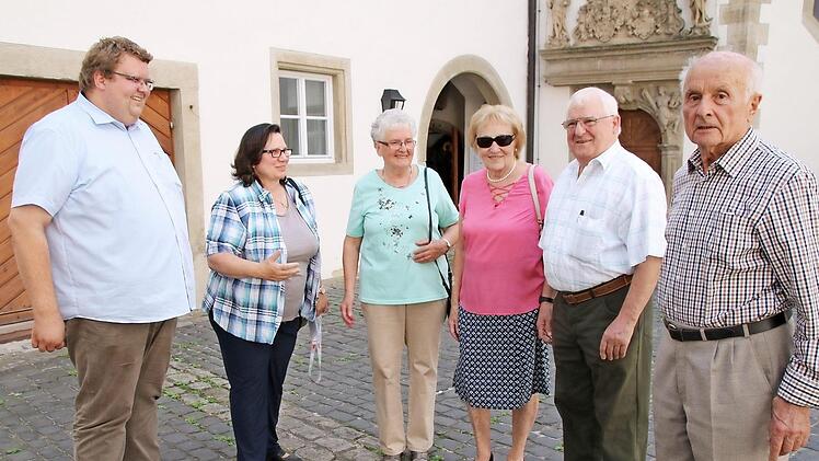 2. Bürgermeister Andreas Trägner (links) und Stadträtin Rita Schmitt (2. von links) begrüßten die Juni-Jubilare Erika Behr, Ruth Köhler, Paul Schmitt und Heinrich Borst zum ersten städtischen Glückwunsch-Kaffee. Foto: Heike Beudert