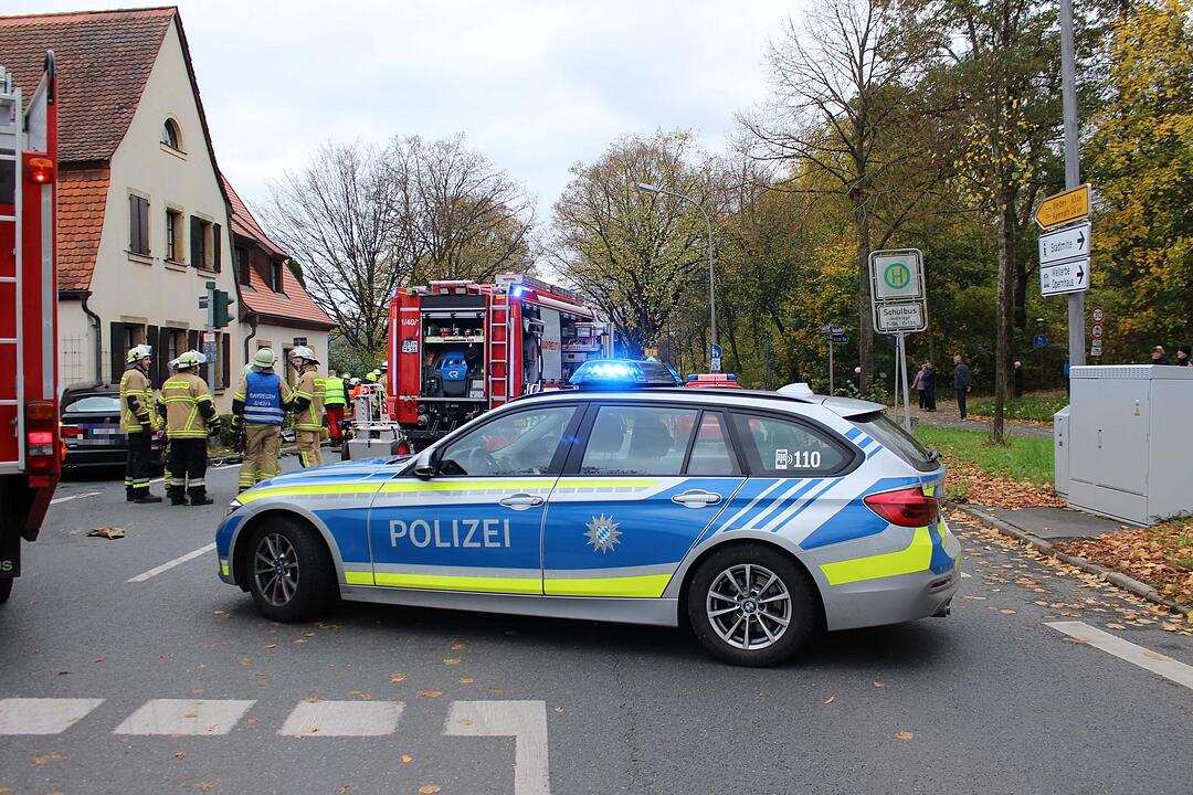 Frau wird bei Crash in Bayreuth im Auto eingeklemmt