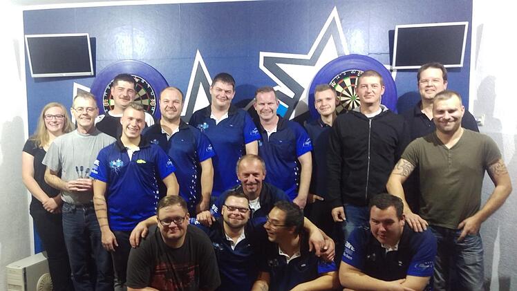 Unser Bild zeigt die 1. und 2. Mannschaft des DC Magics Wildflecken Steel Dart mit (vorne, von links) Stefan Pfister, Heiko Janke, Erhard Martin,  Karsten Went und Chris Dippold sowie (hinten, von links) Johanna Müller, Peter Biefel, Andreas  Breitenbach, Manuel Sapper, Oliver Antlitz, Mario Sorg, Steffen Möcker,  Cedric Wittke, Stefan Moser, Steffen Wiegand und John-David Weingartner.privat