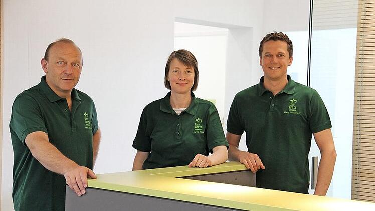 Die drei Ärzte Dr. Stefan Gedecke, Frauke Runge und Dr. David Rossbroich sind die drei Teilhaber der "Tierärzte Wonsees GmbH".