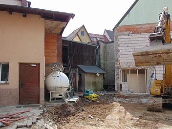 Ein altes Wohnhaus in Gräfenberg wird gerade abgerissen. Links daneben steht die Abfüllanlage des Lindenbräu. Wenn diese auch verlegt wird, kann ein Durchbruch direkt zum Marktplatz geschaffen werden. Foto: Petra Malbrich
