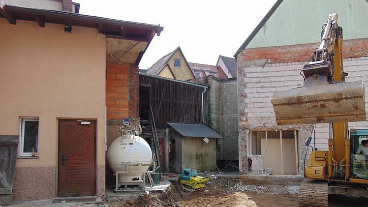 Ein altes Wohnhaus in Gräfenberg wird gerade abgerissen. Links daneben steht die Abfüllanlage des Lindenbräu. Wenn diese auch verlegt wird, kann ein Durchbruch direkt zum Marktplatz geschaffen werden. Foto: Petra Malbrich