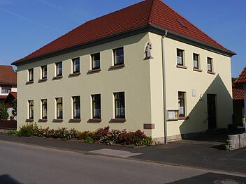 Das Pfarrheim könnte zu einem Dorfgemeinschaftshaus umgebaut werden. Derzeit beherbergt es die Bücherei und Räume für die Ministrantenarbeit und den Burschenverein. Genutzt wird es vom Kirchenchor, vom Seniorenkreis, beim Frühschoppen und für Familienfeiern. Foto: Oswald Türbl