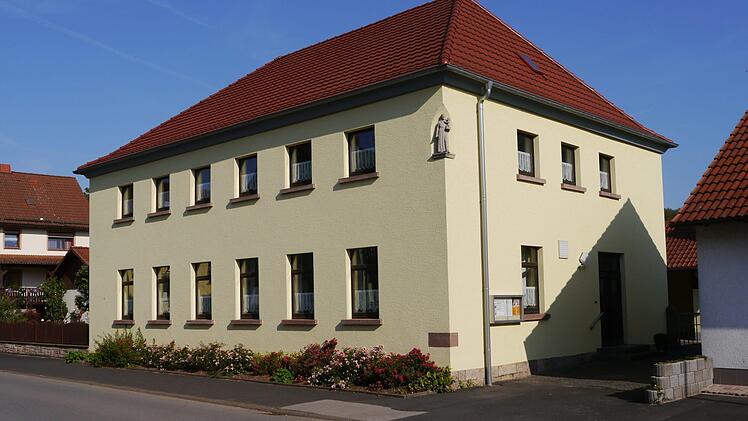 Das Pfarrheim könnte zu einem Dorfgemeinschaftshaus umgebaut werden. Derzeit beherbergt es die Bücherei und Räume für die Ministrantenarbeit und den Burschenverein. Genutzt wird es vom Kirchenchor, vom Seniorenkreis, beim Frühschoppen und für Familienfeiern. Foto: Oswald Türbl