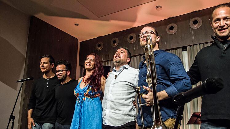 Umjubeltes Wiederhören bei "Leise am Markt" in Coburg (von links):  Bruno Böhmer Camacho, Jan Camilo Villa, Maria Raquel, Samuel Torres, Andy Hunter und Pablo Bencid.Doto: Jochen Berger
