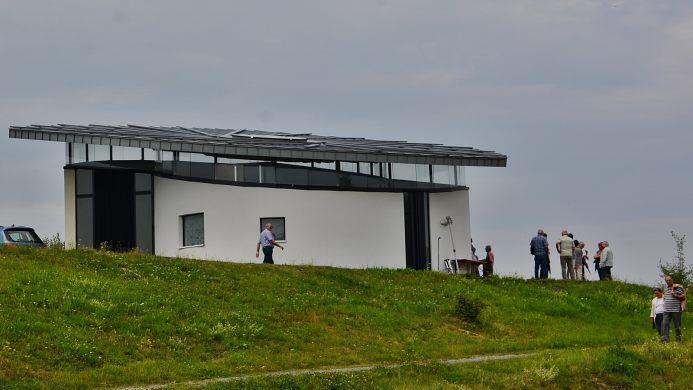 Der Weg, der vom Parkplatz Thüringer Tor zur Autobahnkirche an der A 71 führt, soll in diesem Jahr Stelen bekommen. Dort werden dann Gebete oder auch Anliegen aus dem Anliegenbuch zu  lesen sein.   Foto: Hanns Friedrich