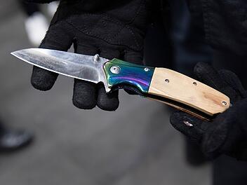 Mann zückt Messer vor Gaststätte in Neustadt bei Coburg: Fahndung bisher erfolglos