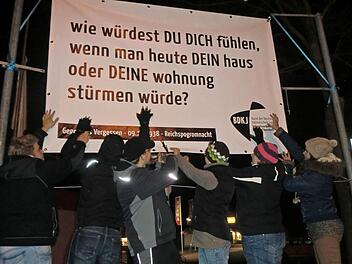 Die BDKJ-Mitglieder (von links) Holger Scholz, Philipp Wich, Andreas Schülein, Maria Klug, Eva Keppel und Madeleine Wunder beim Aufhängen eines Banners im Stadtgebiet, nahe der Norma. Fotos: Schülein