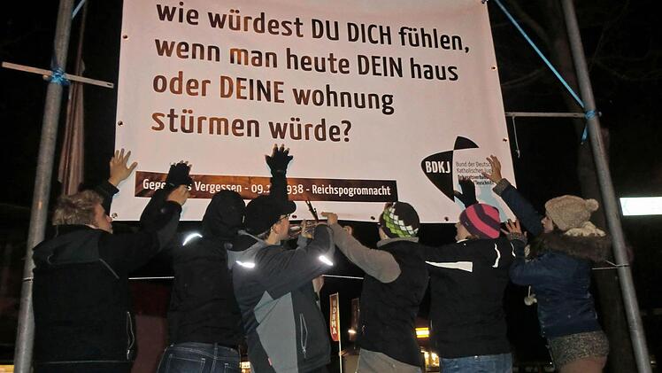 Die BDKJ-Mitglieder (von links) Holger Scholz, Philipp Wich, Andreas Schülein, Maria Klug, Eva Keppel und Madeleine Wunder beim Aufhängen eines Banners im Stadtgebiet, nahe der Norma. Fotos: Schülein