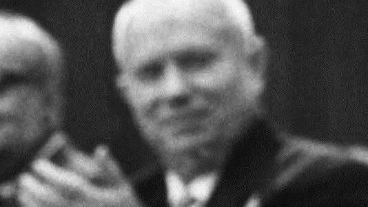 Nikita Sergejewitsch Chruschtschow, New York, 12. Oktober 1960 Der sowjetische Staatschef nutzte die 15. UNO-Vollversammlung für einen spektakulären Auftritt, der als "Schuh-Rede" in die Geschichte einging. Thema war die Entkolonialisierung afrikanischer Staaten und der Kongo, der in pro-westliche und pro-sowjetische Gruppen gespalten war. Als ein philippinischer Delegierter sagte, die Sowjetunion habe den Menschen in Osteuropa ihre politischen und bürgerlichen Rechte geraubt, platzte Chrusch...