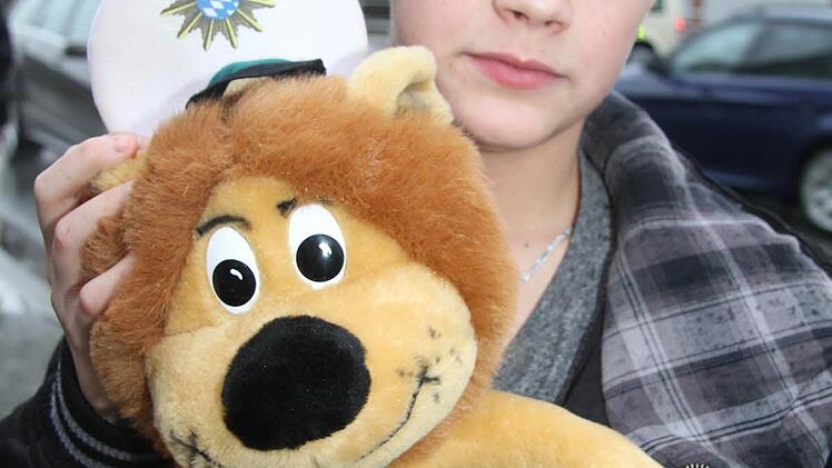 David Wager (15) zeigt Sympathie für einen Plüschpolizisten.