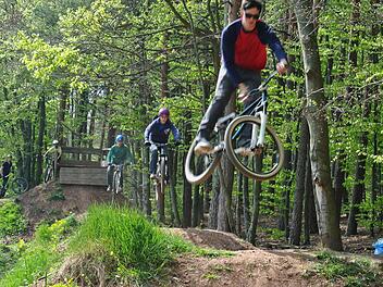 Klappt! Die drei Dirtbiker (von rechts) Andreas, Benedikt und Felix fliegen über drei Hügeln gleichzeitig in die Luft. Foto: Brigitte Krause