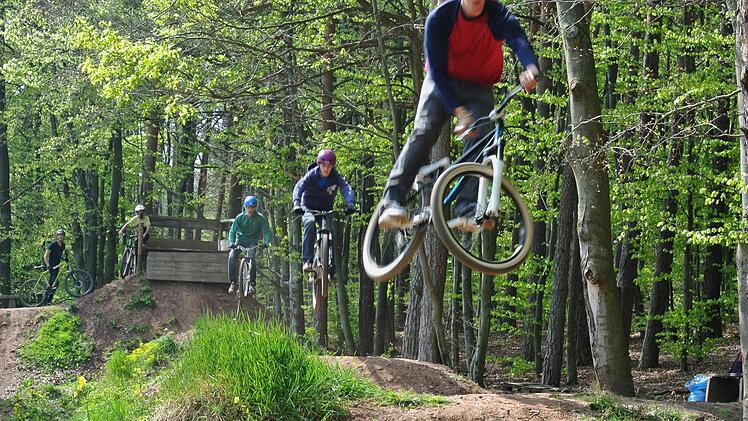 Klappt! Die drei Dirtbiker (von rechts) Andreas, Benedikt und Felix fliegen über drei Hügeln gleichzeitig in die Luft. Foto: Brigitte Krause