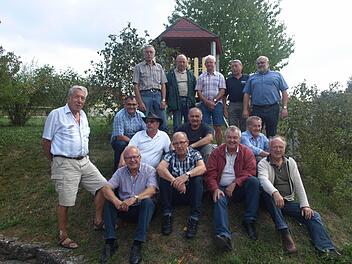 Es ist geschafft: Die Rottershäuser Helfer vor einem Kletterturm, zusammen mit Bürgermeister Franz Kuhn (hinten, rechts), 3. Bürgermeister Robert Erhard (Mitte, links) und Engelbert Klein (vorne, links, sitzend), der Einsätze und Arbeiten organisierte. Foto: Stefan Geiger