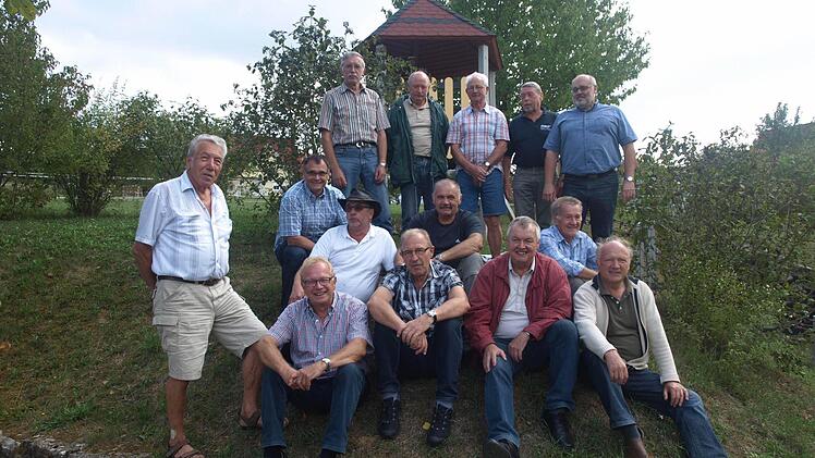 Es ist geschafft: Die Rottershäuser Helfer vor einem Kletterturm, zusammen mit Bürgermeister Franz Kuhn (hinten, rechts), 3. Bürgermeister Robert Erhard (Mitte, links) und Engelbert Klein (vorne, links, sitzend), der Einsätze und Arbeiten organisierte. Foto: Stefan Geiger