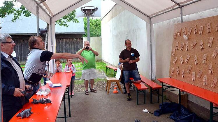 Verbunden war das 125-jährige Stiftungsfest auch mit der Ausspielung des Garitzer Vereinspokals. Besonders interessant war hier beim Jahrmarkt des Rauchclubs das "Rattenfangen". Foto: Peter Rauch